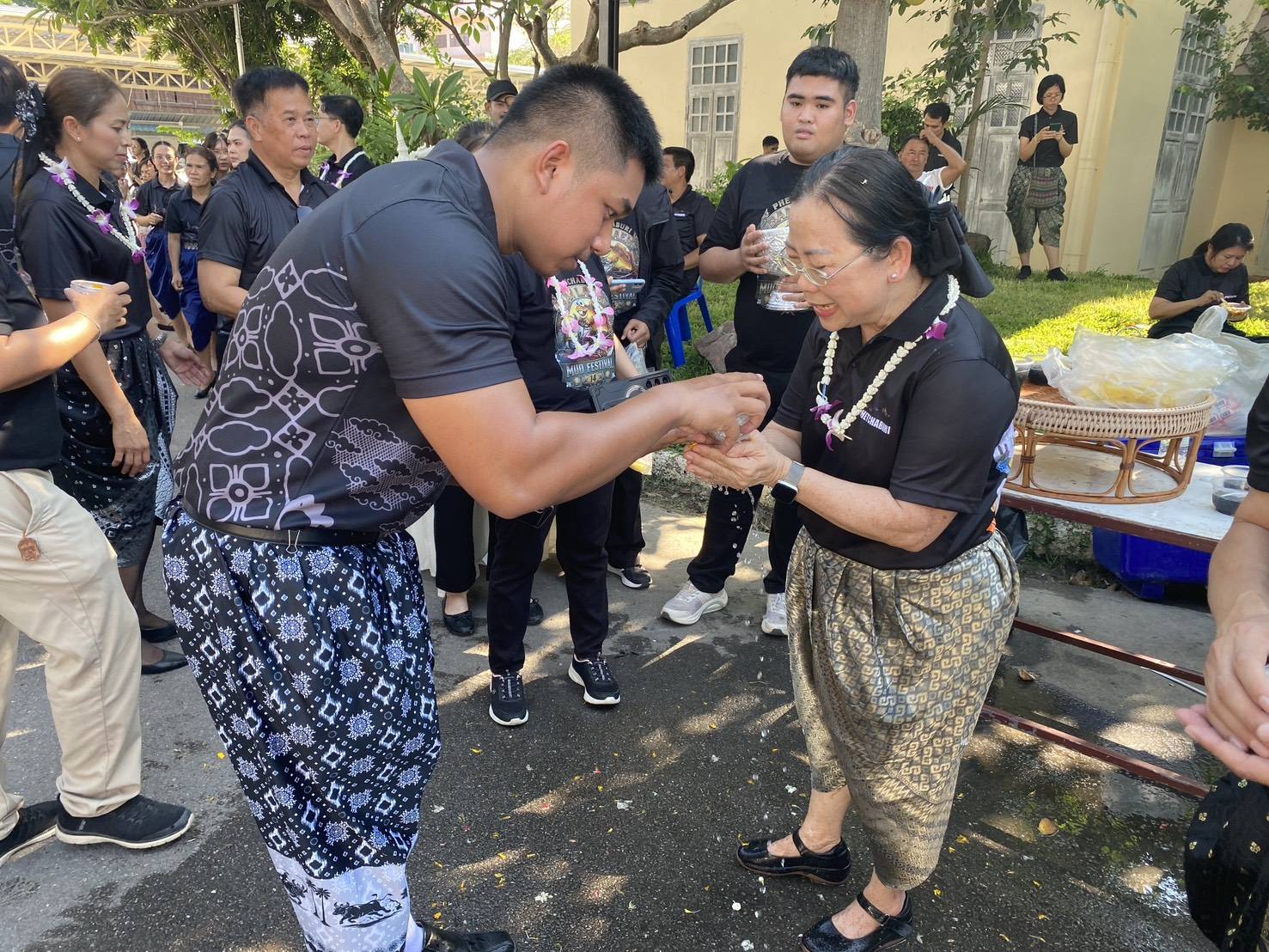 title - ปฏิรูปที่ดินจังหวัดเพชรบุรี พร้อมด้วยเจ้าหน้าที่ ส.ป.ก.เพชรบุรี ร่วมพิธีรดน้ำขอพรผู้บริหารจังหวัด เพื่อเสริมความเป็นสิริมงคลเนื่องในโอกาสต้อนรับปีใหม่ไทย 2569 และเพื่ออนุรักษ์และสืบสานประเพณีสงกรานต์อันดีงามของไทย